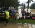 poeple-rescue-animals-from-louisiana-floods-3